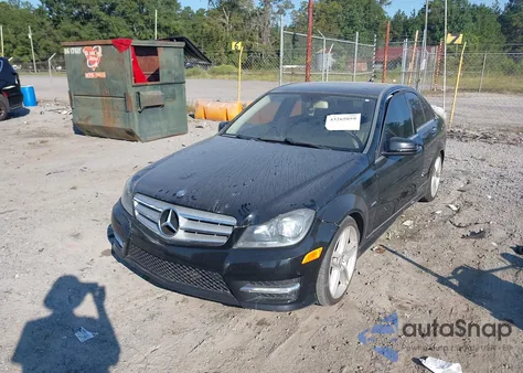 2012 Mercedes-Benz C 250 Sport z USA, uszkodzony, nr VIN WDDGF4HB5CA604139